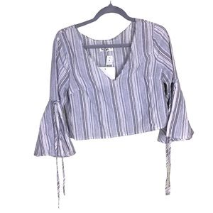LF Seek the label  Women Cropped chambray  bell sleeved V neck shirt Sz. Small